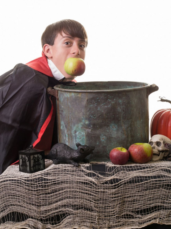 Juegos para Halloween: el juego de las manzanas