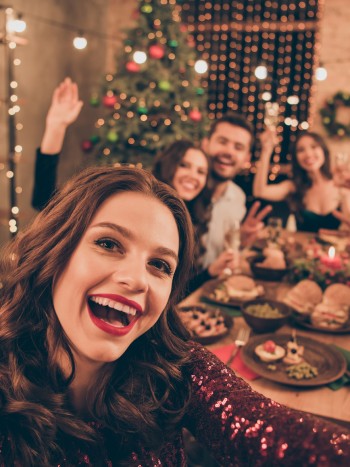 Consejos prácticos para organizar una cena de Navidad con amigos