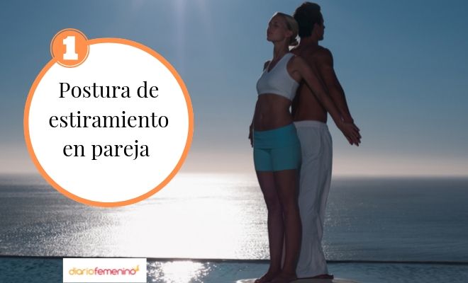Postura de estiramiento en yoga para parejas