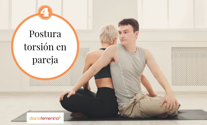 Yoga: postura de torsión para hacer en pareja