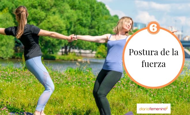 Postura de yoga de fuerza en pareja