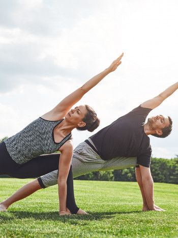 9 posturas de yoga en pareja: cómo hacerlas y qué beneficios tienen