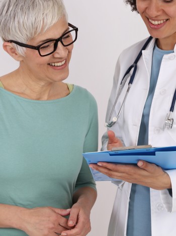 Causas del dolor de ovarios en la menopausia (y cuándo acudir al médico)