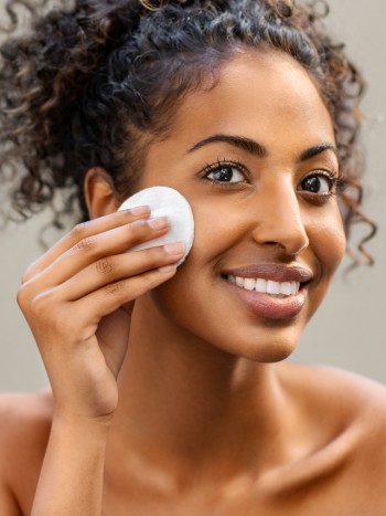 Cicatrices y marcas por acné: ¿se pueden eliminar si aún tienes granos?