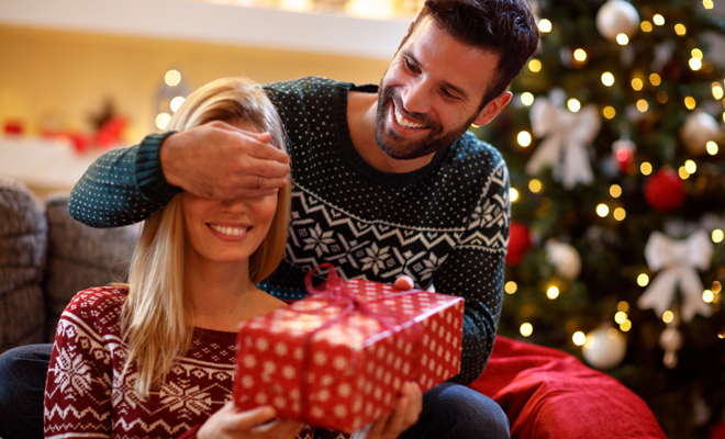 Qué regalar a tu novia en Navidad (si lleváis poco o mucho tiempo