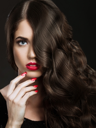 Maquillaje con pintalabios rojo de acuerdo con la edad de la mujer