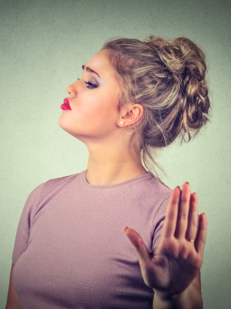 Piensa antes de hablar. El silencio de la mujer malhumorada