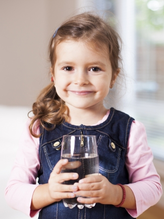 Agua rica en calcio para dientes, huesos y corazón