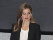 Las pintas de Letizia: pantalones de vinilo con blazer en una entrega de premios