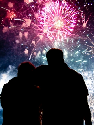 Historia de amor en Nochevieja: los besos de fin de año