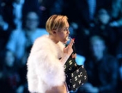 Miley Cyrus se supera en los MTV EMA 2013: desnuda y drogada en el escenario