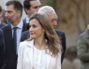 Letizia lee el ‘Hola’: la princesa, muy atenta a lo que se dice de ella
