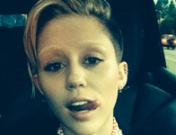 Miley Cyrus desnuda hasta su cara: ¿dónde están sus cejas?