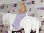 Lady Gaga, la princesa de los American Music Awards 2013: a caballo por la alfombra roja