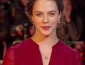 Look de Jessica Brown Findlay, discreción máxima