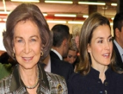 Letizia y la Reina Sofía, de compras en el rastrillo