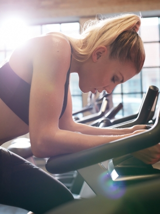 ¿Hacer ejercicio te da dolor de estómago? Causas y soluciones