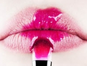 Gloss labial, un básico en tu bolso: trucos y efectos