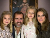 La extraña felicitación de Navidad del Príncipe, Letizia y las Infantas: ¿foto o montaje?