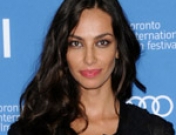 La esbelta figura de Madalina Ghenea y su look elegante