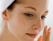 Tratamiento facial con seda para una piel más suave