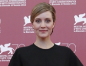 Look de Evelyne Brochu: mujer de dos caras