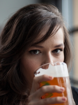 ¿Puede la cerveza originar dolores de estómago?