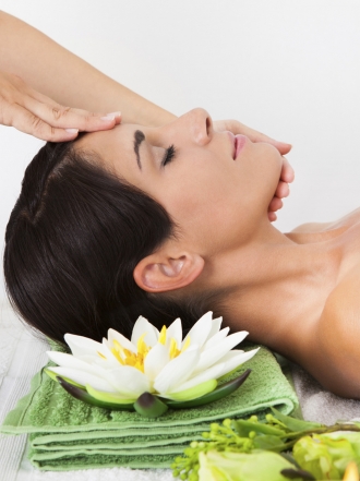 Tratamiento facial con ácido retinoico para combatir el acné