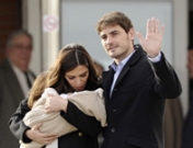 Sara Carbonero, muy seria y preocupada de su hijo Martín Casillas