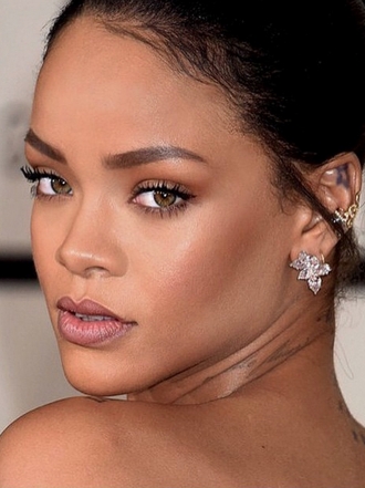 Rihanna, como Miley Cyrus: sufre un topless robado