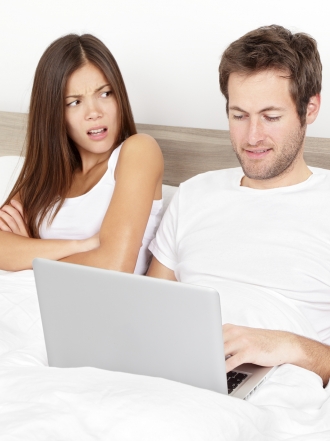 Mujeres y hombres: qué hacer si pillas a tu pareja chateando