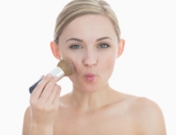 Cómo maquillarse las mejillas: saca partido a tus pómulos con un buen colorete