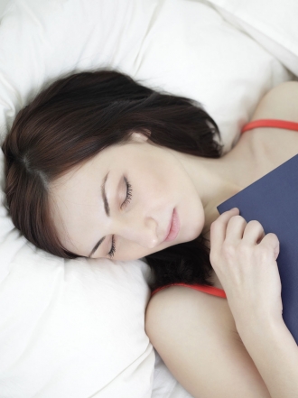 Lectura contra el insomnio: ¿leer ayuda a dormir bien?