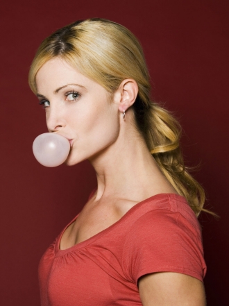 ¿Es cierto que mascar chicle puede provocar dolor de cabeza?