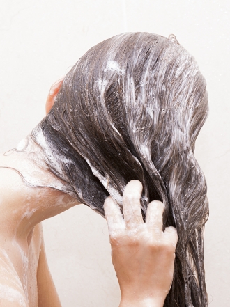 Mitos y leyendas: lavarse mucho el pelo lo engrasa, ¿es cierto?