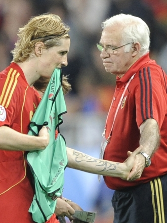 España llora la muerte de Luis Aragonés: Cesc, Torres, Ramos, Casillas, desolados
