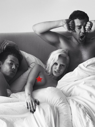 Miley Cyrus, desnuda y en la cama con dos tíos: un trío, lo que le faltaba