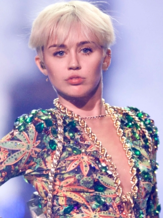 Miley Cyrus, entre masturbaciones y tangas comestibles en su gira 'Bangerz Tour'