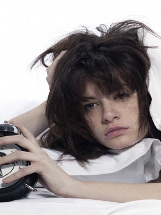 La relación entre el insomnio y el dolor de garganta