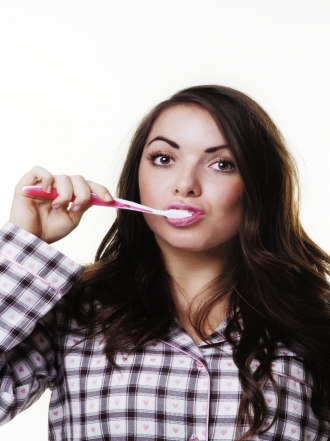 Cómo el cepillo de dientes puede provocar dolor de garganta