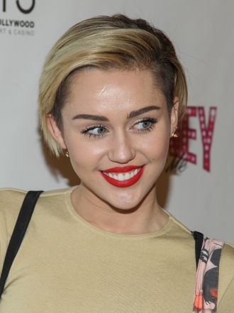 La foto de Miley Cyrus en la cama con un chico, ¿montaje o realidad?