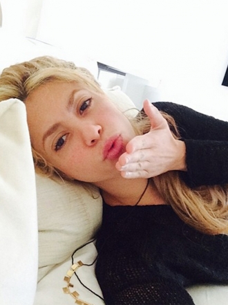 El beso de Shakira: la novia de Piqué dedica su exitazo en Facebook a sus fans