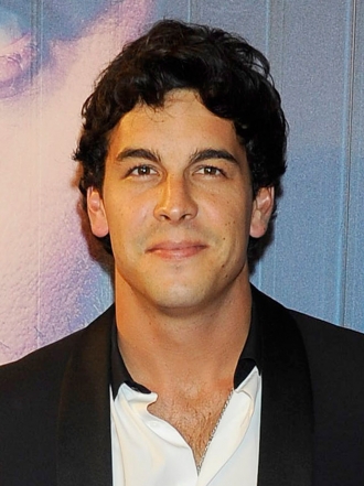 El papel más extraño de Mario Casas: ¡padre de Adriana Ugarte!