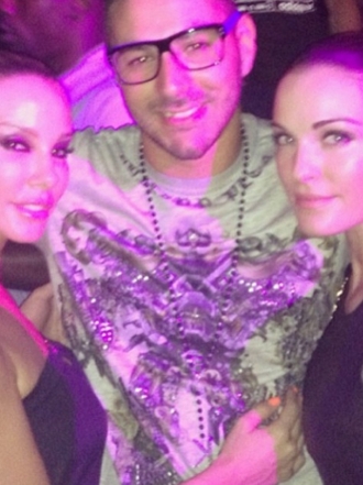 El sinvergüenza de Benzema llama 'putas' a sus amiguitas