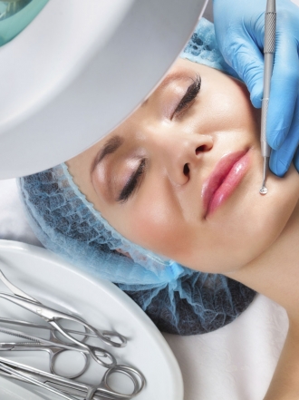 Tratamiento facial con lámpara wood para detectar imperfecciones