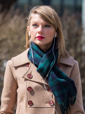 Corte de pelo con flequillo a un lado: el peinado comodín para cualquier look