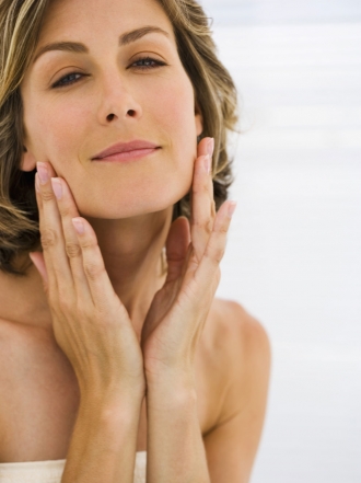 Cómo cuidar adecuadamente la piel durante la madurez