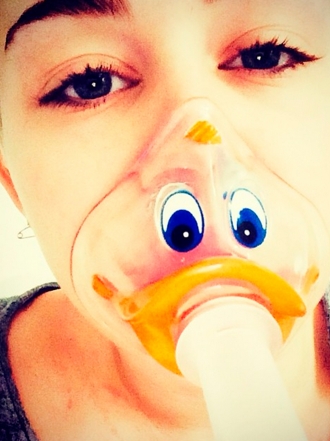 Miley Cyrus no pierde la sonrisa ni en el hospital