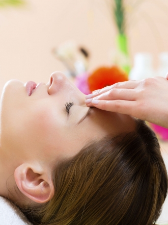 Tratamiento de estiramiento facial para eliminar las arrugas