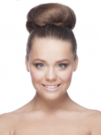 El peinado más polivalente: el moño alto o top knot